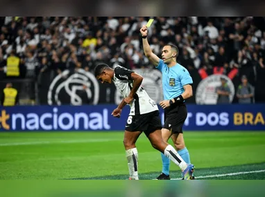 Breno Melo, meio-campista do Rio Branco, domina a bola e é marcado por Jorge Mendes, da Desportiva