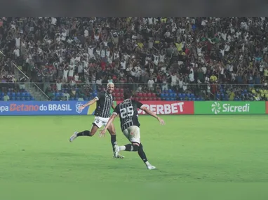 Jogo beneficente em Vila Velha arrecadou cestas básicas e contou com a presença de craques de destaque nacional