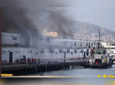 Movimentação no cais após explosões decorrentes de ataques no porto de La Guaira, na Venezuela, Os EUA atacaram a Venezuela com bombardeios em Caracas e afirmam ter capturado Nicolás Maduro e sua esposa