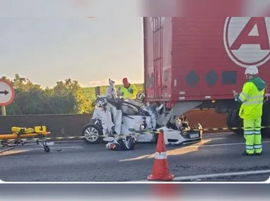 Imagem ilustrativa da imagem Carro fica esmagado entre carretas em acidente com ao menos 3 mortos no PR