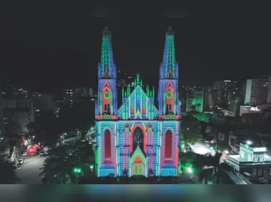 Gustavo Xavier e Ana Paula Araújo  levaram as filhas Valentina e Victoria à Vila de Natal da Praça do Papa
