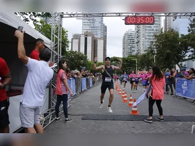 Renato Casagrande recebeu o troféu da “categoria  governador” das mãos do superintendente da Rede Tribuna, Alexandre Gabriel