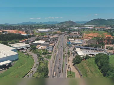 Motociclistas e motoristas disputaram espaços no meio da rua