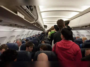 Empreendedora olha site do MEI em Ação: medidas incluem ações de tecnologia, governança, capacitação e apoio direto aos microempreendedores