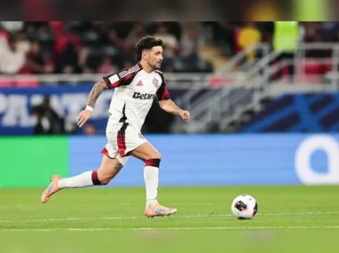 Jogadores do Flamengo comemoram após a vitória contra o Pyramids por 2 a 0, na semifinal da Copa Intercontinental, no Estádio Ahmad bin Ali, em Al-Rayyan, no Catar, neste sábado, 13