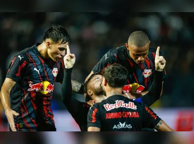 Botafogo faz 3 a 0 no Vasco e consolida posição no G-6 do Brasileirão