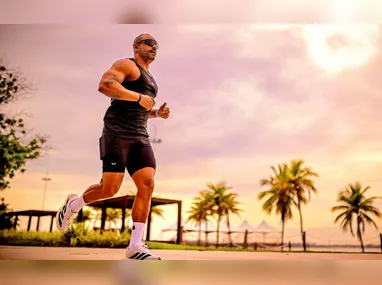 Caio Ferraz tem 27 anos e disputará posição com Foguete na lateral