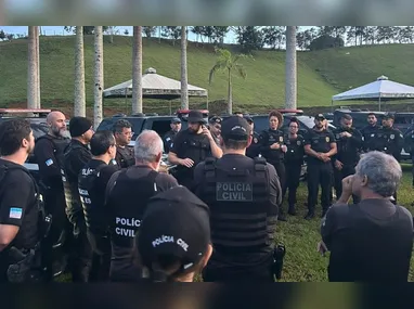 Moradores levaram a uma praça pública corpos de suspeitos mortos em operação da polícia do Rio realizada no dia 28 de outubro