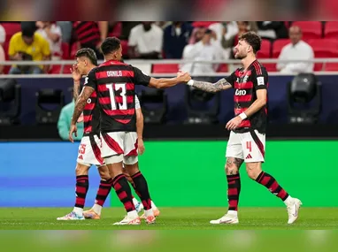 O astro do futebol argentino Lionel Messi caminha com um menino ao chegar ao Estádio Salt Lake, em Calcutá, na Índia, neste sábado, 13 de dezembro de 2025