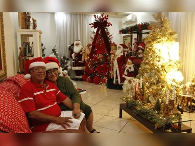 Ônibus com o adesivo indicando a paralisação prevista para terça-feira