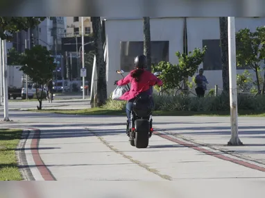 Imagem ilustrativa da imagem Doze condutores de moto elétrica multados este ano no ES