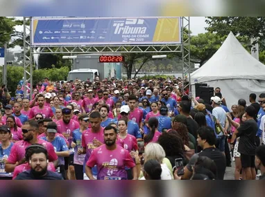 Guilherme Daher comemora a vitória nos dez quilômetros da 12ª edição da Corrida Tribuna Ruas da Cidade