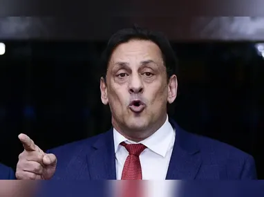 Senado aprova redução de penas que beneficia Bolsonaro, e Lula deve vetar