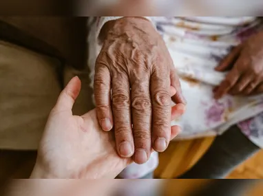 O médico Gabriel Almeida em frente a uma de suas clínica