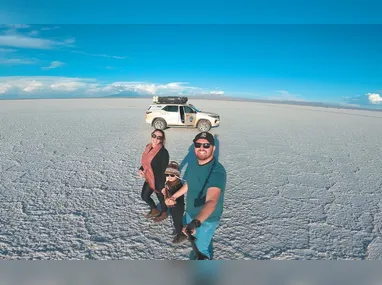 Militares realizam o trabalho de poda da árvore para a liberação do local