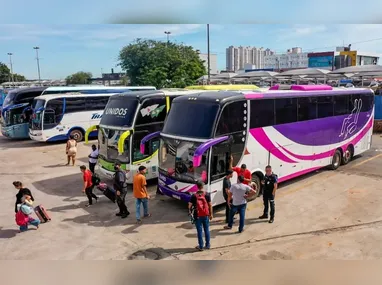 Ian Valli Albano (esquerda) e Havi Nogueira Torres (direita) nasceram na manhã do primeiro dia do ano