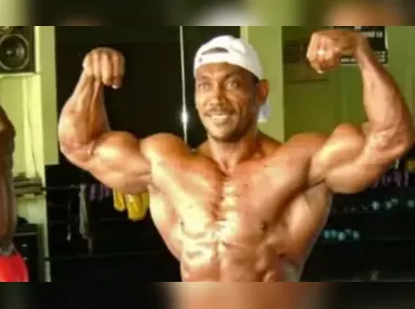 Câmera de videomonitoramento registrou o momento em que o homem dá um tapa na funcionária