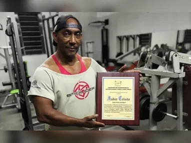 Serna acerta renovação com o Fluminense até o fim de 2028