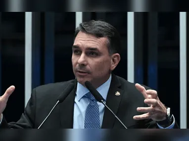 Imagem ilustrativa da imagem Flávio Bolsonaro vai atrás de 'recall' do pai em igrejas evangélicas