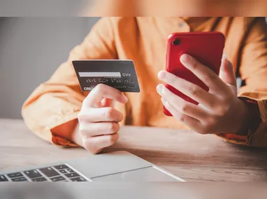 Suspeitos incendiaram o veículo da vítima com ela dentro