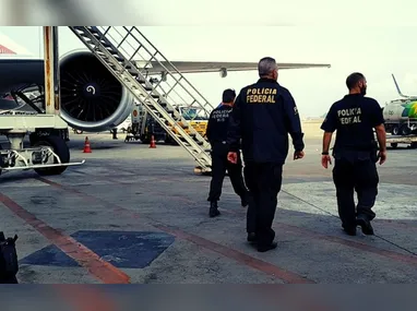 O suspeito teria batido na companheira, que está grávida, após ela receber uma ligação