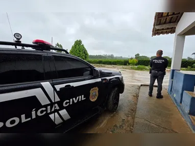 Vítima do portuário, morador de Jardim Camburi segura o boletim de ocorrência onde relata perda de R$ 40 mil