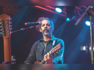 Ada mistura nova MPB, elementos psicodélicos e ritmos nordestinos