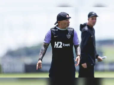 Jogadores do Atlético/MG e do Betim disputam a bola na Arena MRV