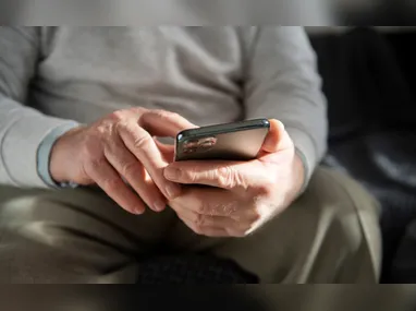 Imagem ilustrativa da imagem Golpes digitais: famílias reforçam vigilância para proteger idosos