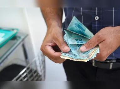 Imagem ilustrativa da imagem Governo Lula reduz para R$ 1.627 previsão de salário mínimo de 2026