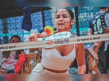 De acordo com o Corpo de Bombeiros, 38 veículos, entre ônibus, microônibus e vans, foram completamente destruídos pelo fogo