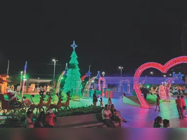 James Sato, gerente da Forneria Don Camaleone, na Praia do Canto, mostra opção de pizza que será servida hoje