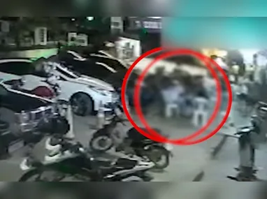 Informações do Corpo de Bombeiros de Minas Gerais revelaram que a carreta, que pertence a uma mineradora, bateu de frente com o ônibus