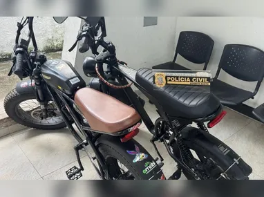 Na vistoria, os policiais encontraram um compartimento oculto na lateral do porta-malas, encoberto por forro