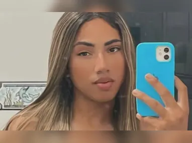 O veículo, uma Land Rover, estava trancado sob a ponte, pressionado pela correnteza e com as rodas viradas para cima.