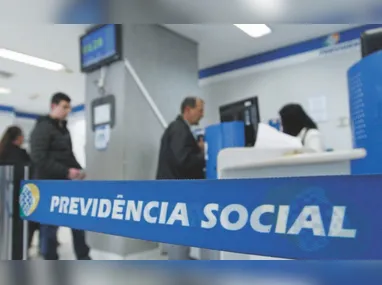 Imagem ilustrativa da imagem INSS interrompe pagamento de reajuste e faz descontos na aposentadoria de 14 mil