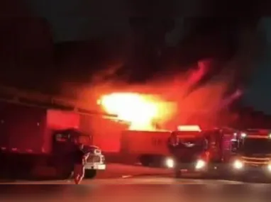 Imagem ilustrativa da imagem Incêndio de grandes proporções atinge Ceasa no Rio de Janeiro