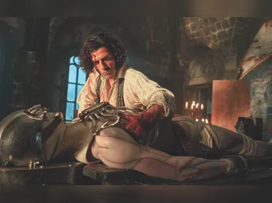 Wagner Moura interpreta Marcelo, um especialista em tecnologia que foge de um passado misterioso