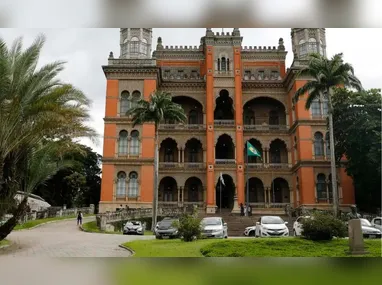 A médica pneumologista do Centro de Referência Professor Helio Fraga, da Fiocruz, Margareth Dalcolmo recebe a dose da vacina de Oxford/AstraZeneca na Fiocruz em janeiro de 2021