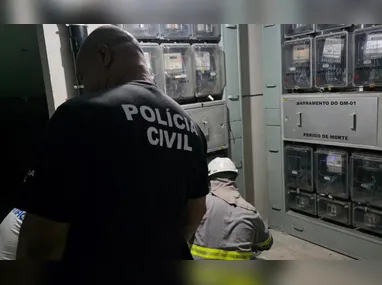 O delegado Guilherme Eugênio diz que eles ficam escondidos  sobretudo nos complexos do Alemão e da Maré