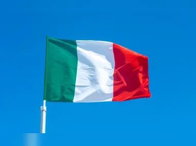 Simulacro de bomba foi retirado do caminhão por policiais militares do Gate