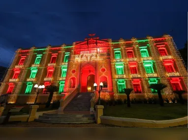Fiscais da prefeitura durante a ação, realizada na Área de Proteção Ambiental Baía das Tartarugas, em Vitória