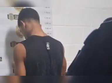 O furto de energia é crime previsto no artigo 155 do Código Penal Brasileiro, com pena de reclusão de 1 a 4 anos e multa