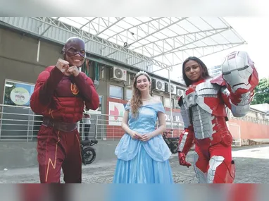 Jovem exposta ao sol: calor extremo pode fazer com que o  organismo sinta alguns efeitos, segundo especialistas