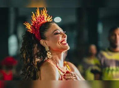 Emma Stone em cena do trailer do filme Bugonia