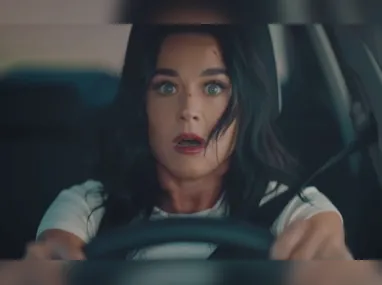 Imagem ilustrativa da imagem Katy Perry cai muito em vídeo com prévia de 'Bandaids'