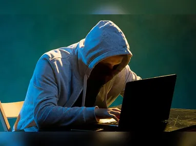 Durante as ações, os suspeitos retiraram componentes dos equipamentos, como colmeias de condensadores e cobre, comprometendo o sistema de climatização do local