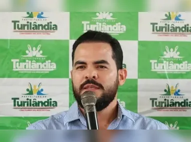 Juliane Suellem Vieira dos Reis, de 28 anos, se pendurou para fora do prédio em que mora para salvar a família durante incêndio