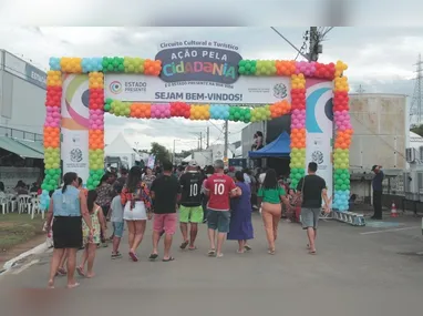 Segundo os bombeiros, não haviam pessoas no prédio e as chamas não deixaram nenhuma vítima