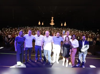 Agentes da Polícia Rodoviária Federal durante abordagem a veículo em rodovia do Estado